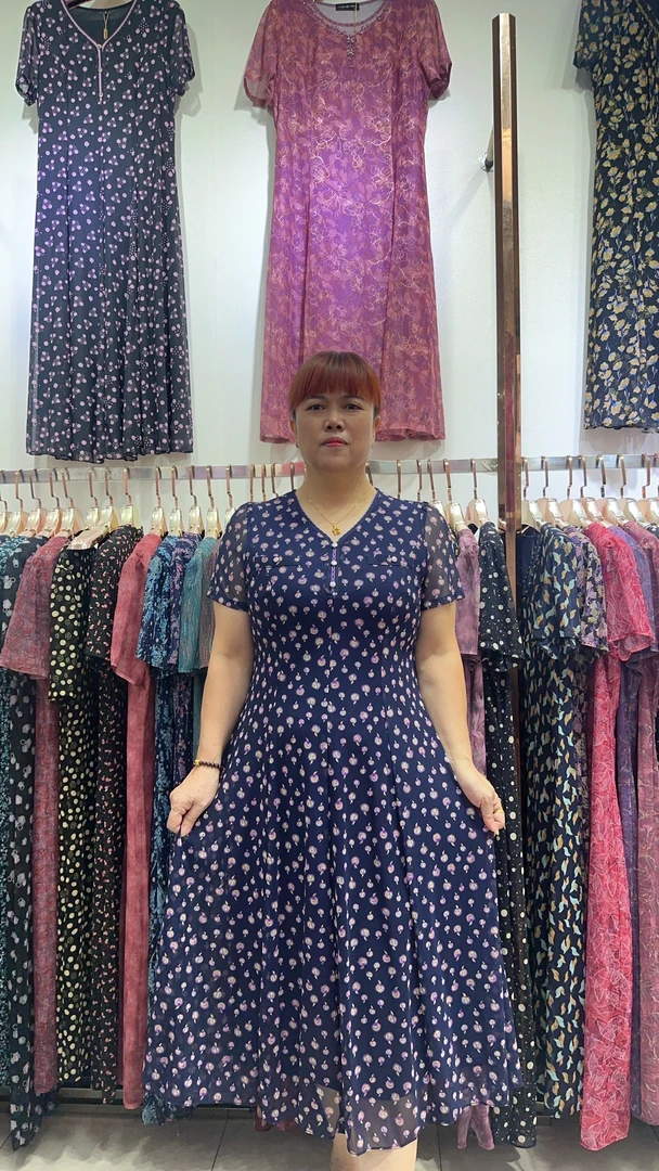 2025新款夏季中老年妈妈连衣裙蓝色显瘦气质休闲妈妈连衣裙