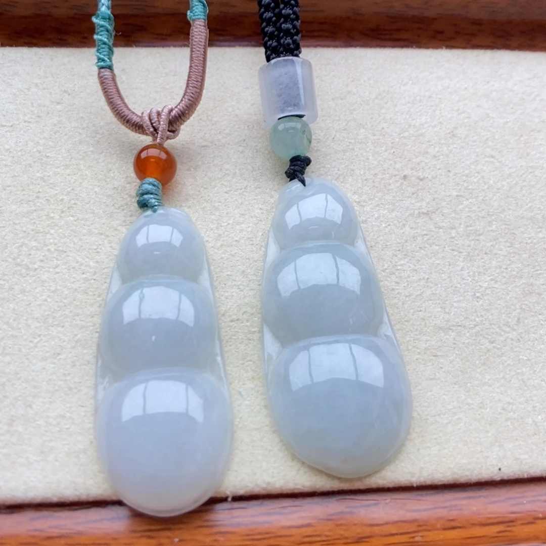 翡翠未镶嵌颈饰发其一