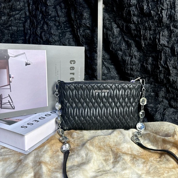 95新 MIU MIU/缪缪 缪缪黑色褶皱宝石链条斜挎包