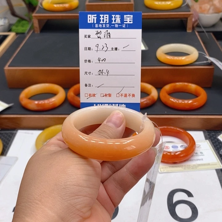 未镶嵌石英质玉（黄龙玉）手镯烈***愁