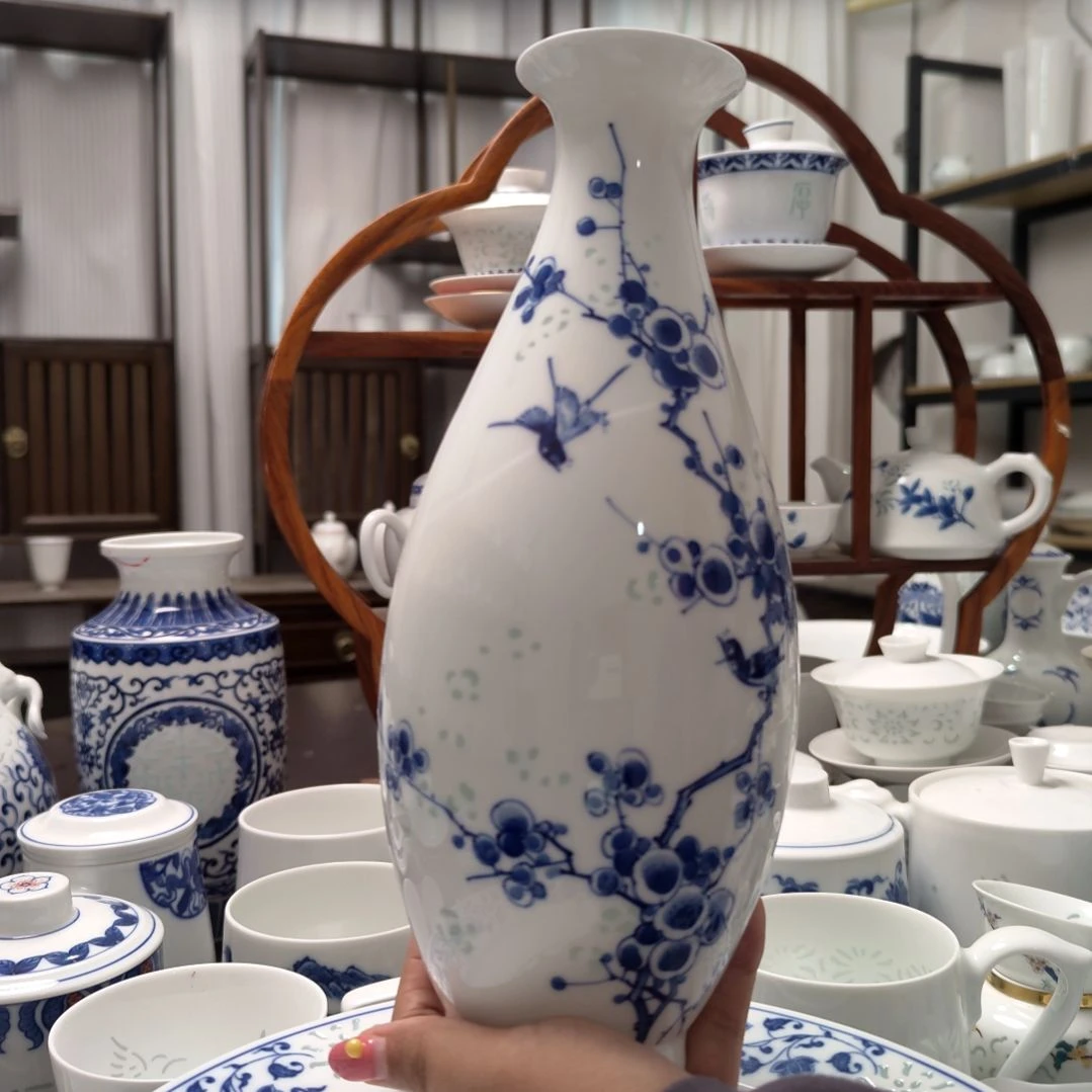 陶瓷青花喜上眉梢手绘花瓶一个