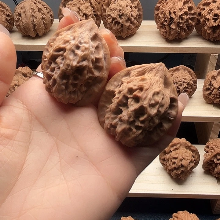 诉***寻吊坠文玩核桃秦岭核桃