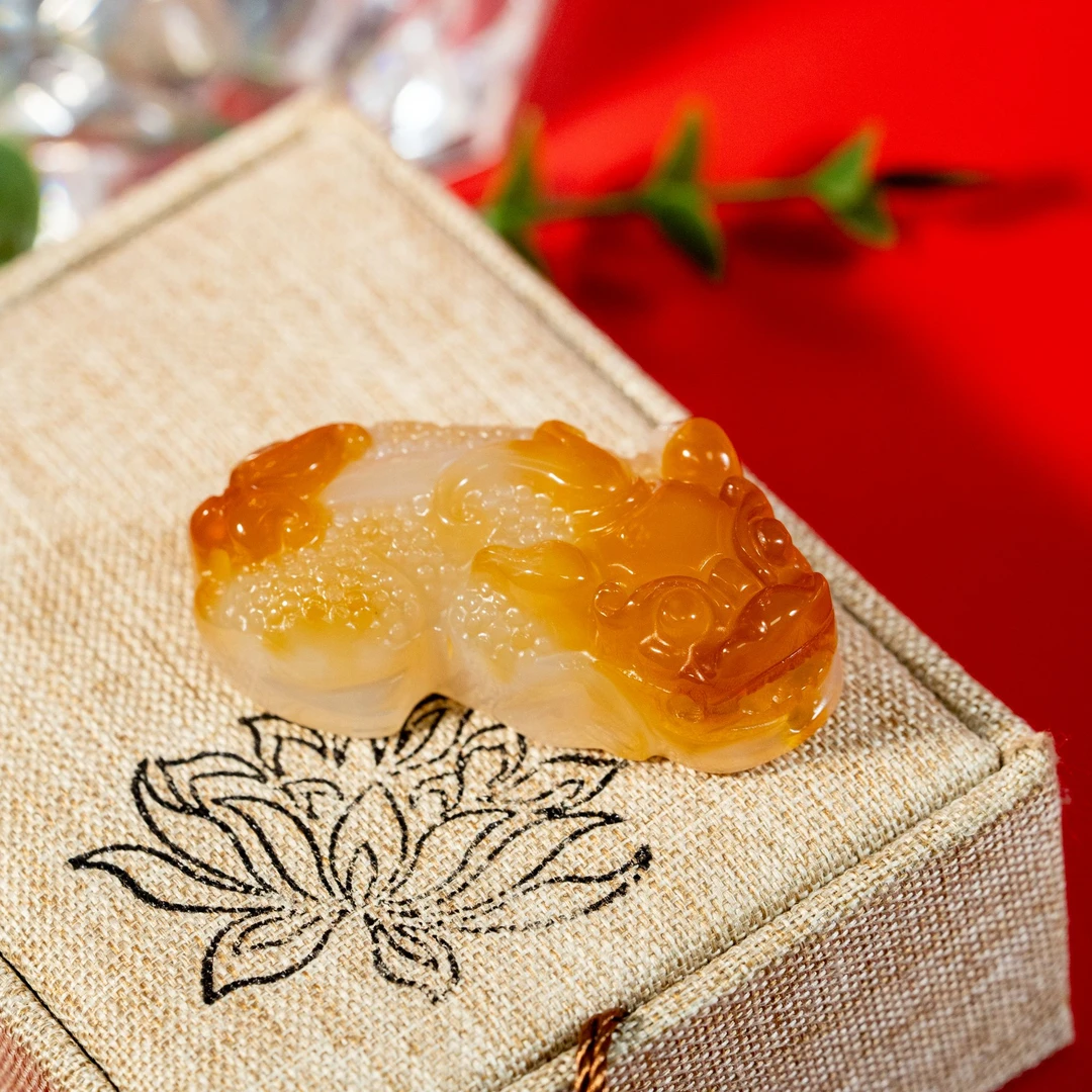 【巴基斯坦】50421-QJLCP4俏色玉髓貔貅吊坠50*25*11 34g多样性国际