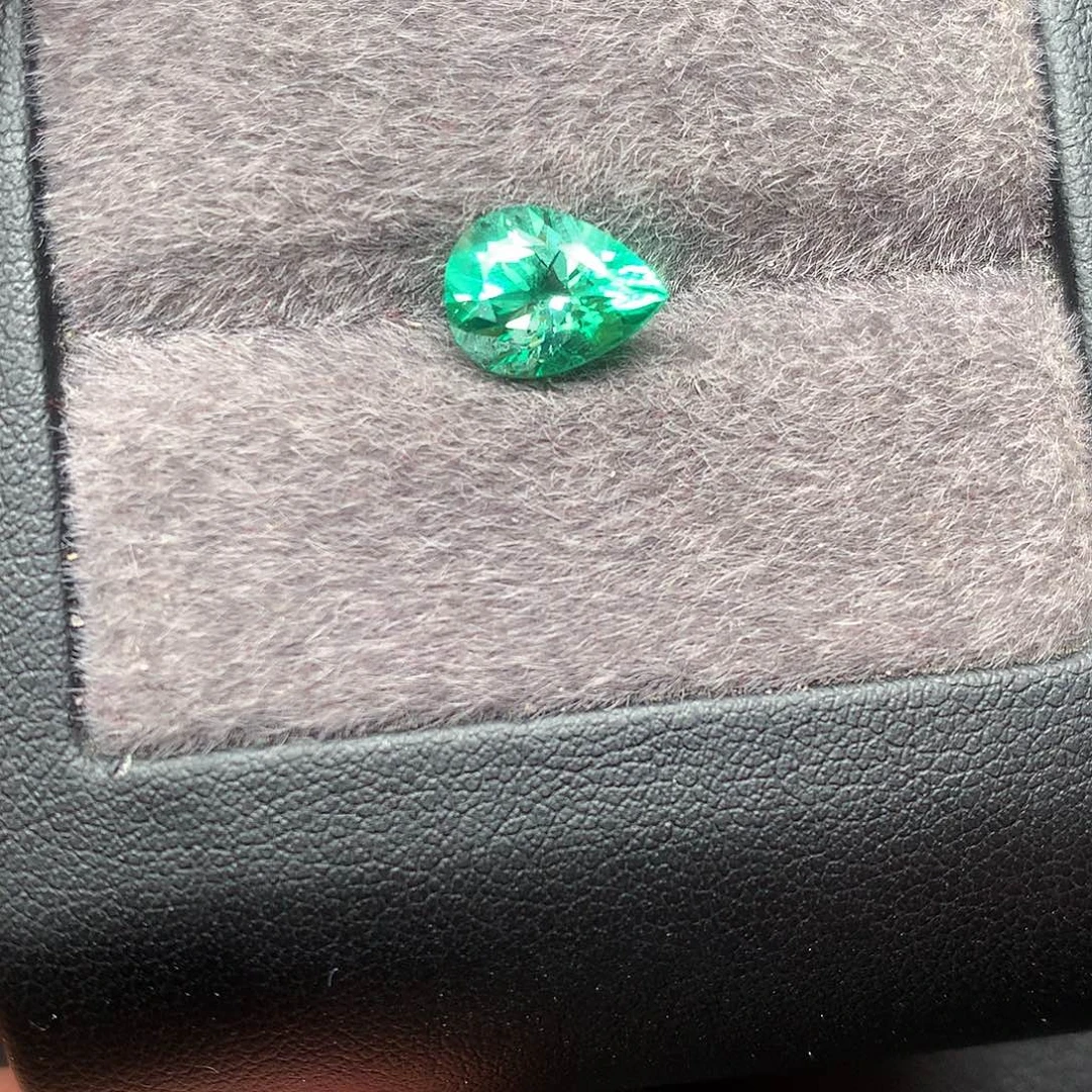 祖母绿裸石1.85克拉哥伦比亚祖母绿晶体干净满火彩