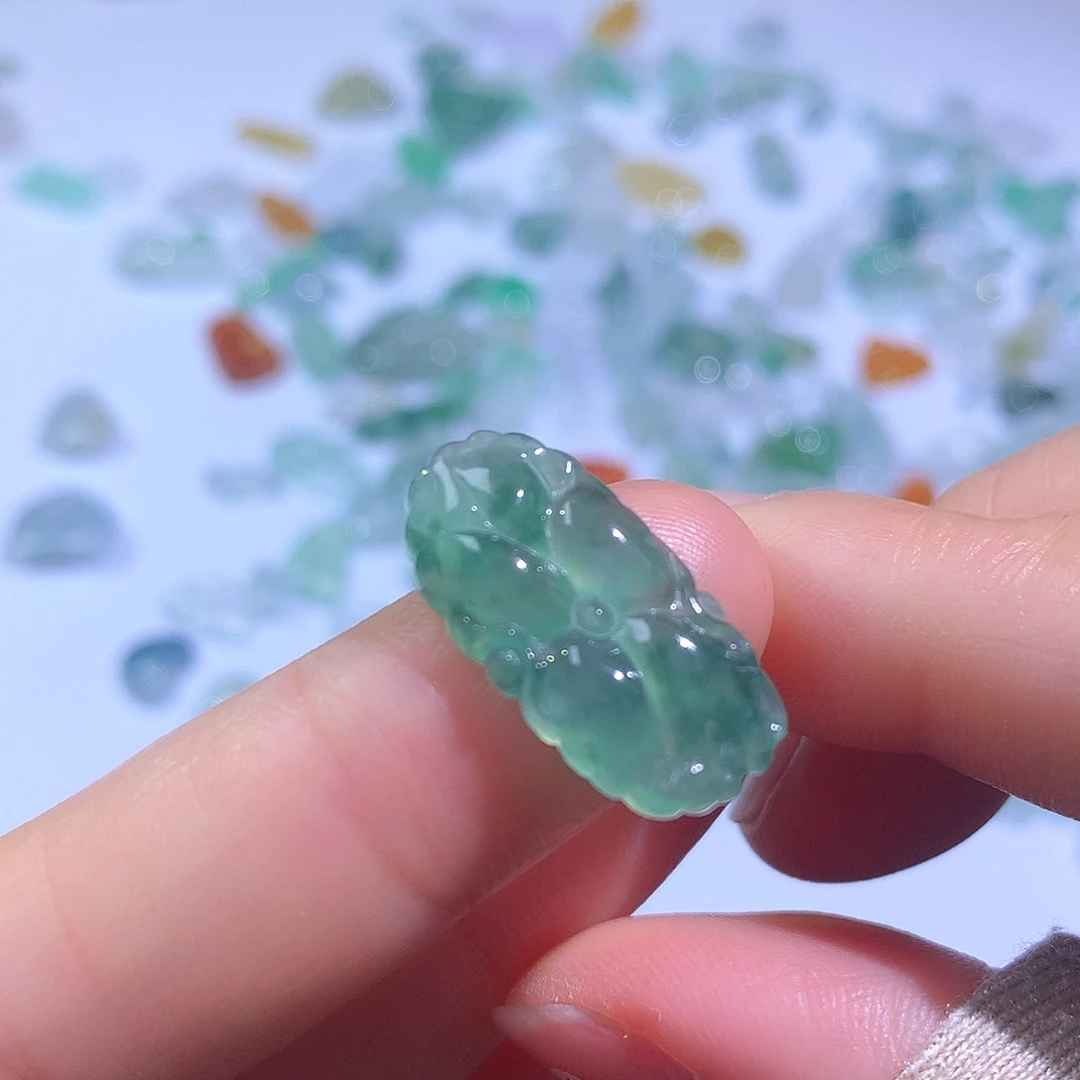 翡翠颈饰未镶嵌荷花