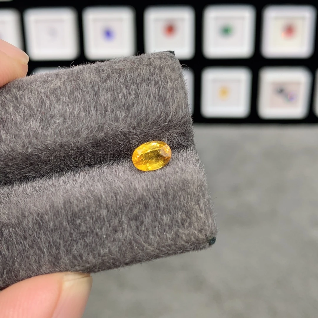 蓝宝石裸石1.02克拉带证金丝雀