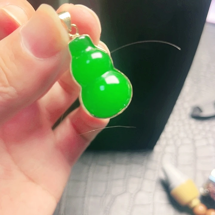 颈饰18K金镶嵌翡翠吊坠