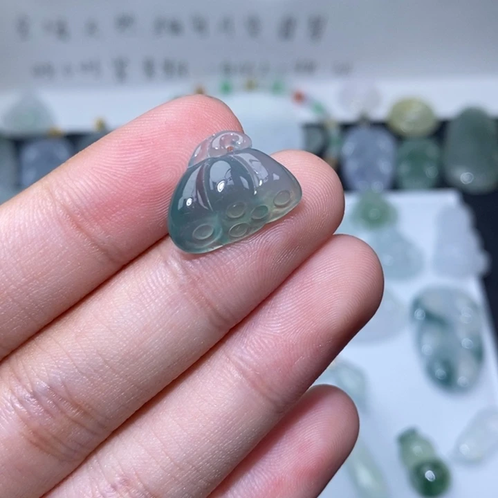 翡翠未镶嵌颈饰莲蓬