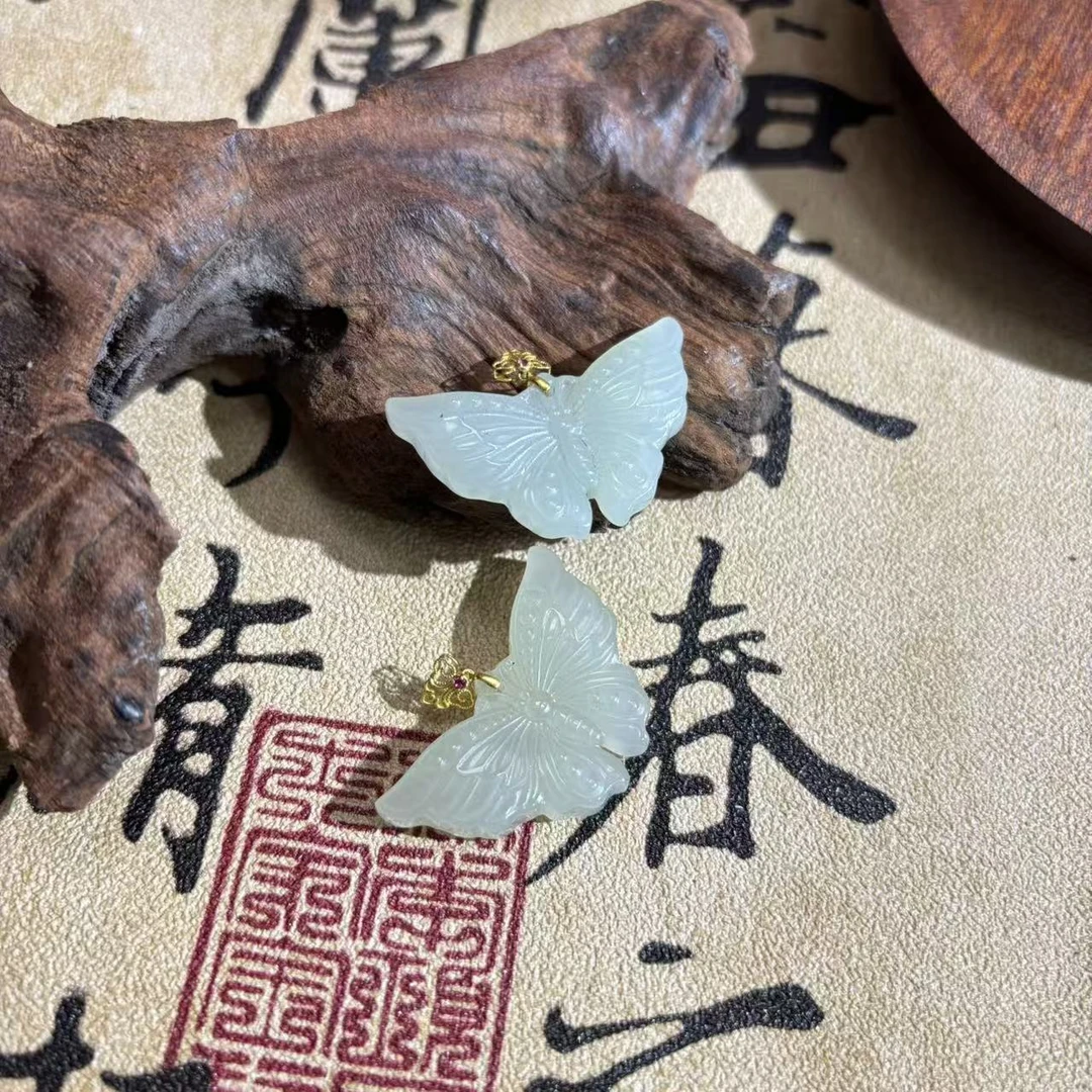 18K和田玉蝴蝶立体雕刻吊坠*（多样性发一件）
