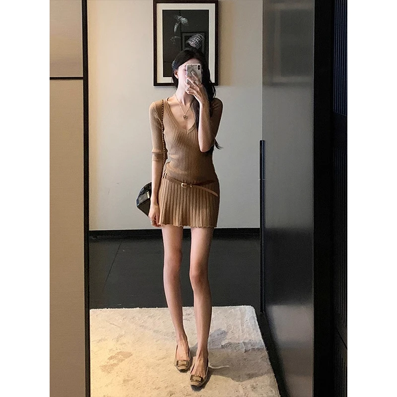 复古辣妹V领中袖腰带连衣裙女2025夏季新款修身显瘦百褶针织短裙
