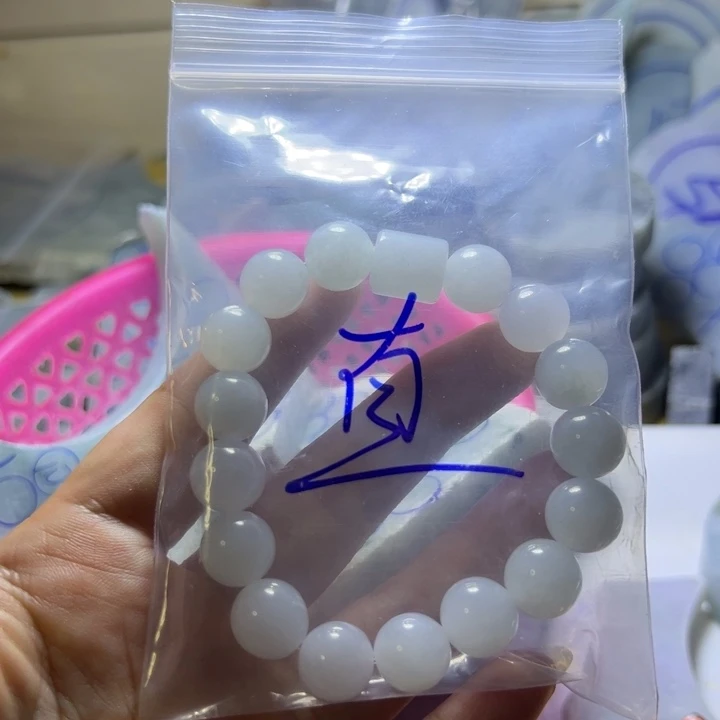 翡翠未镶嵌颈饰埋**忆