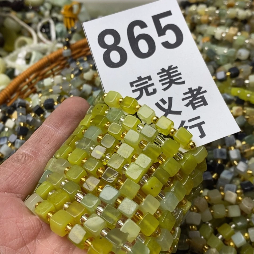 蛇纹石玉挂坠未镶嵌