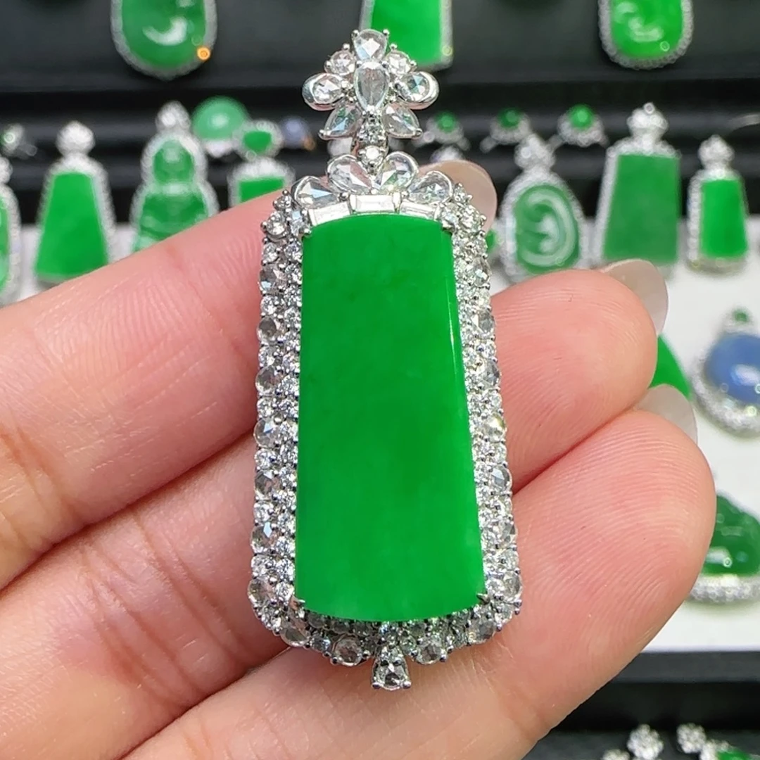 翡翠18K金镶嵌颈饰吊坠