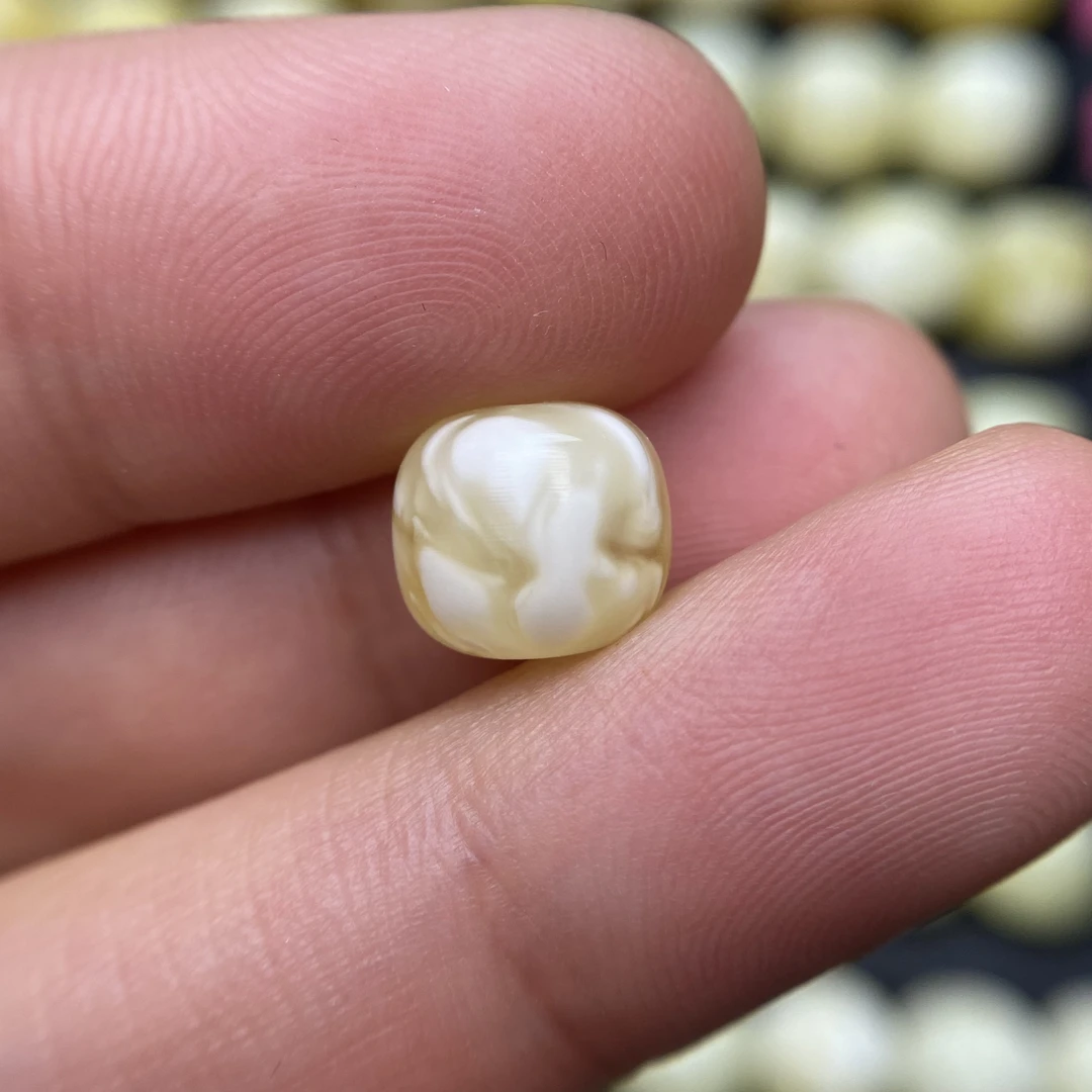 蜜蜡金胶白老型配饰9.3×8.3mm，保天然无优化杂裂，仅一颗