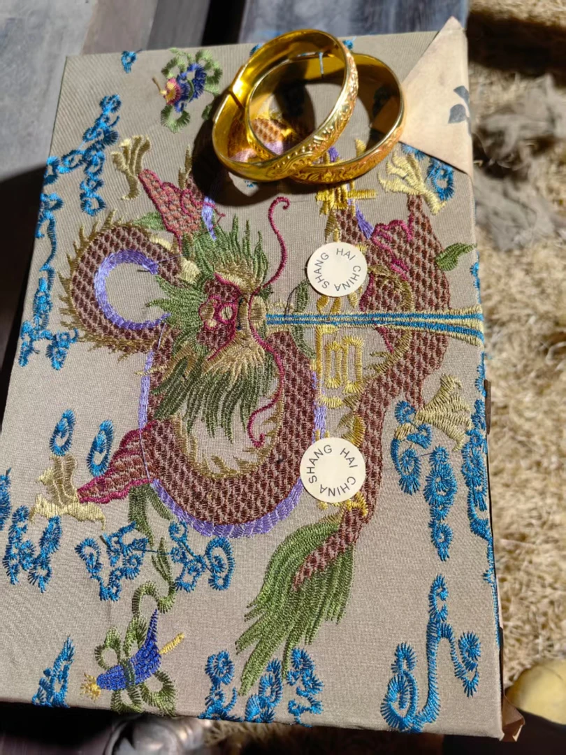 1个卡其色盘龙大和子带1对金色桌子摆件链接