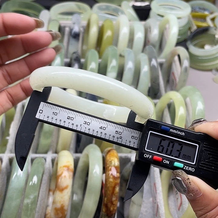 蛇纹石玉未镶嵌手镯113