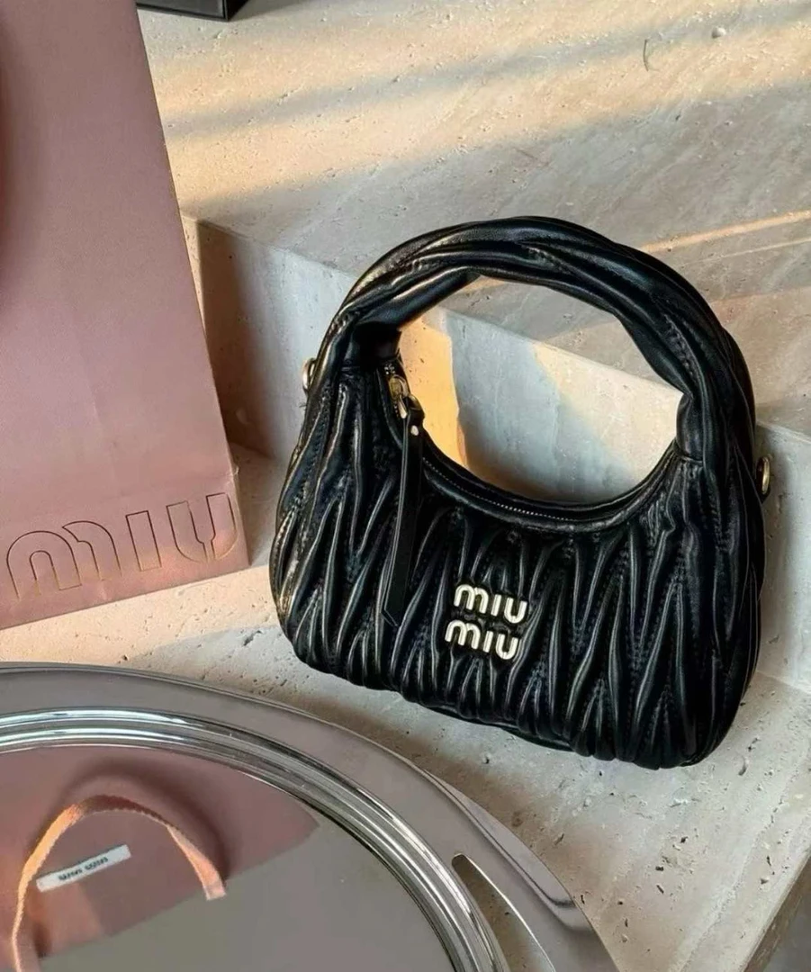 99新 MIU MIU/缪缪 Miumiu 缪缪 黑金手提hobo  一店/17211515