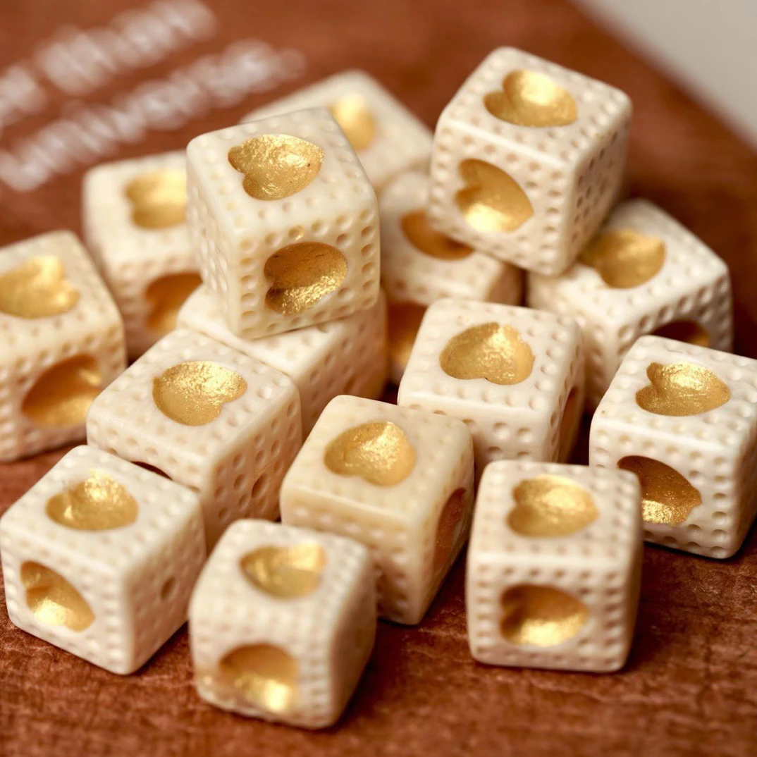 A027天然猛犸象牙 方糖爱心尺寸约8.5mm 随机一个发货