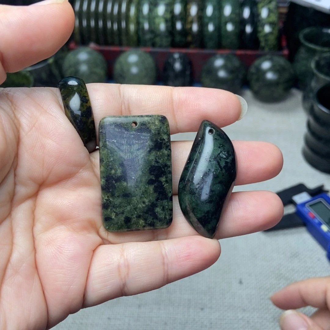 蛇纹石玉未镶嵌颈饰一对微瑕