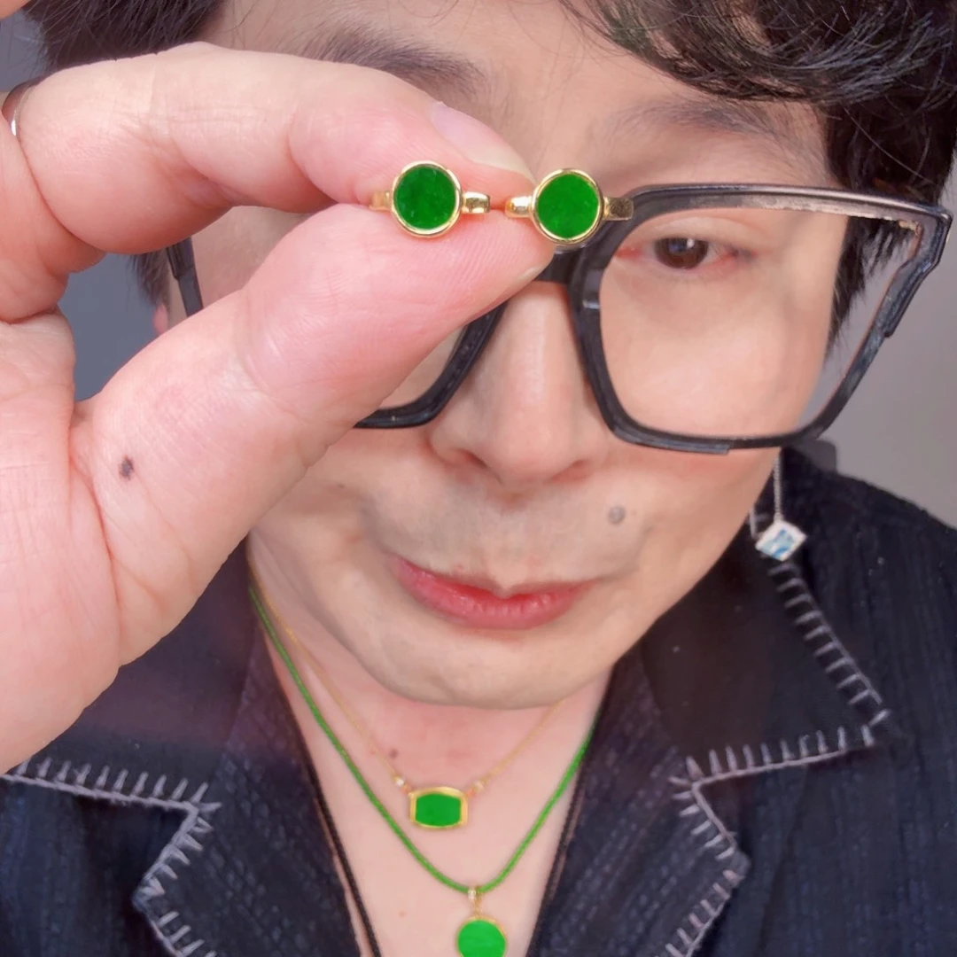 翡翠未镶嵌颈饰一对