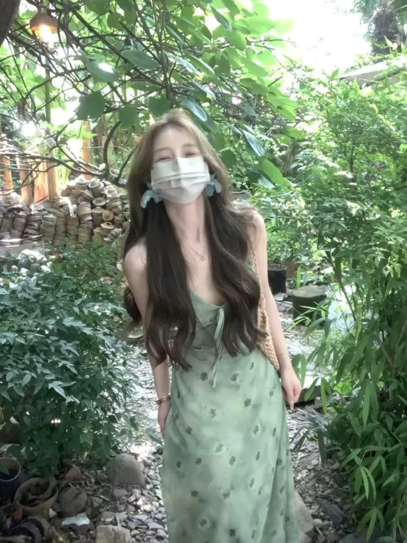 茶歇法式绿色碎花裙女2025夏季V领无袖气质温柔风收腰显瘦长裙子
