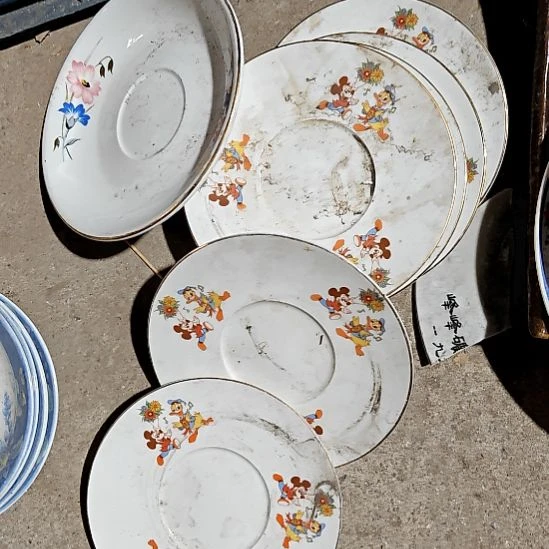 摆件盘子碗茶壶啥都有