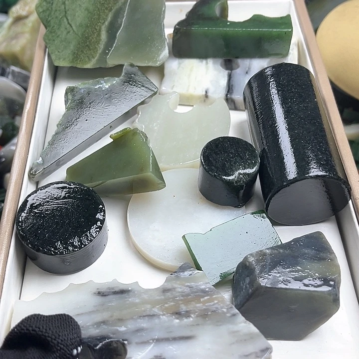 和田玉（糖玉）和田玉边角料9K金镶嵌落**秋