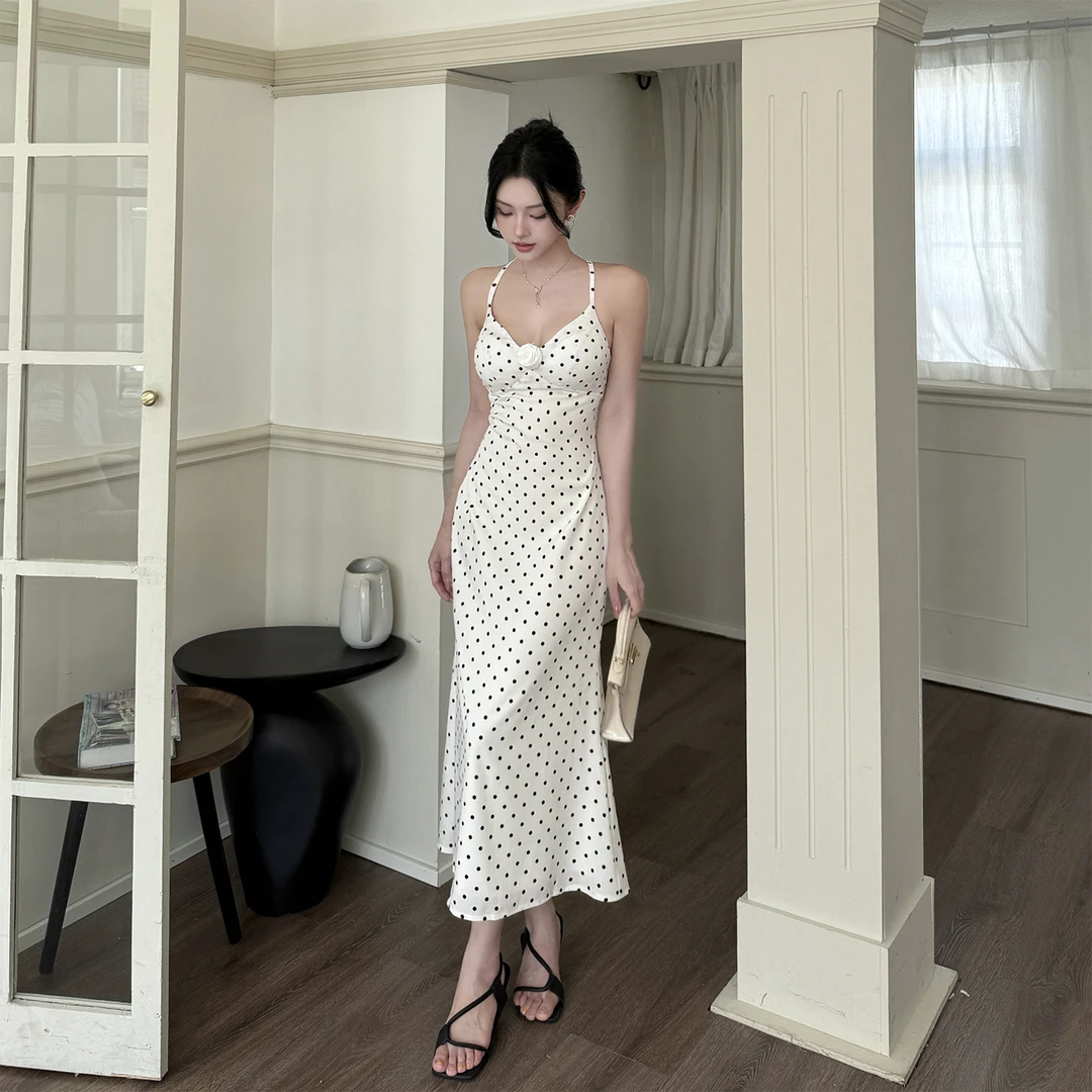 小可WIWI法式波点吊带露背绑带连衣裙2025新款气质显瘦花朵吊带裙