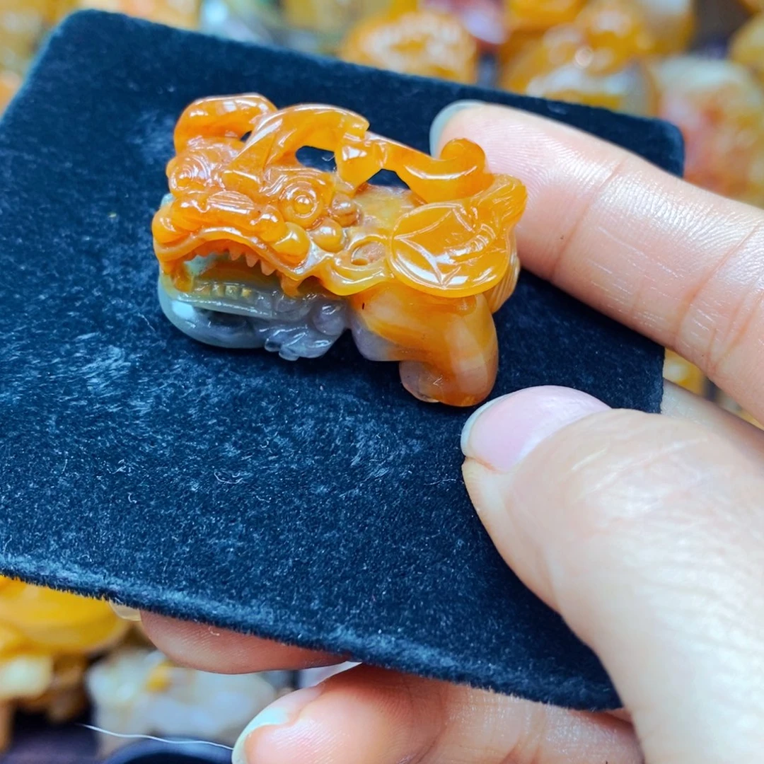 未镶嵌石英质玉（黄龙玉）颈饰