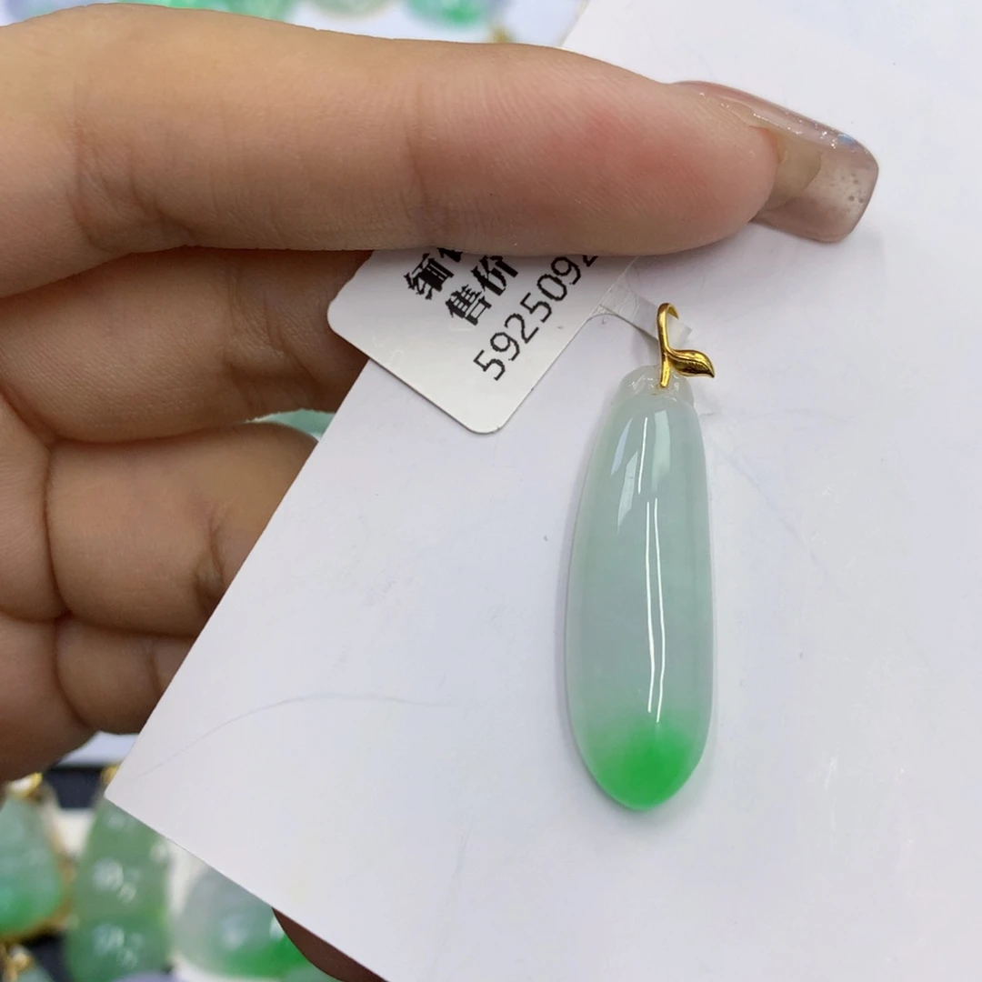 翡翠18K金镶嵌颈饰翡翠