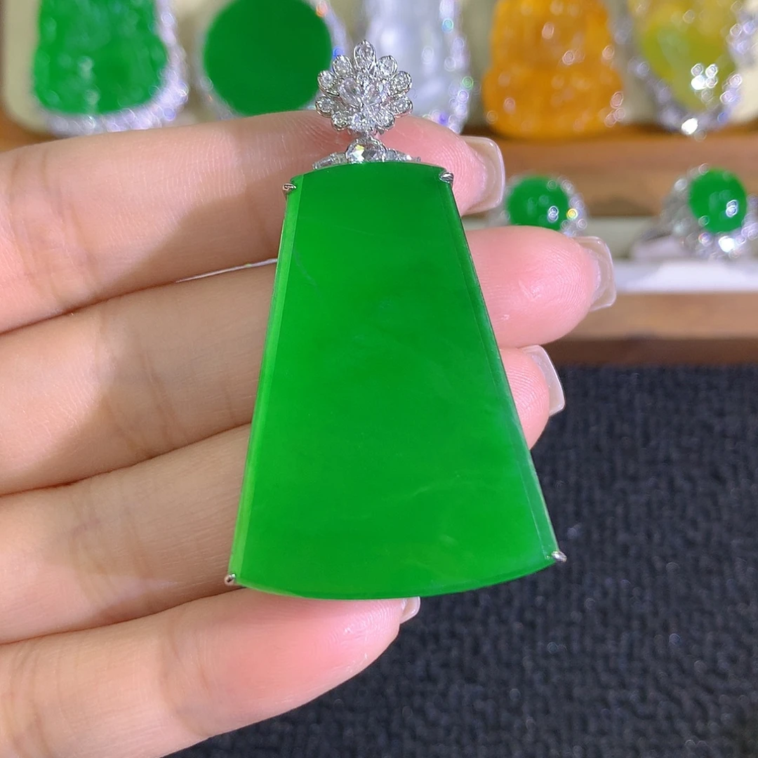 翡翠18K金镶嵌颈饰无事牌