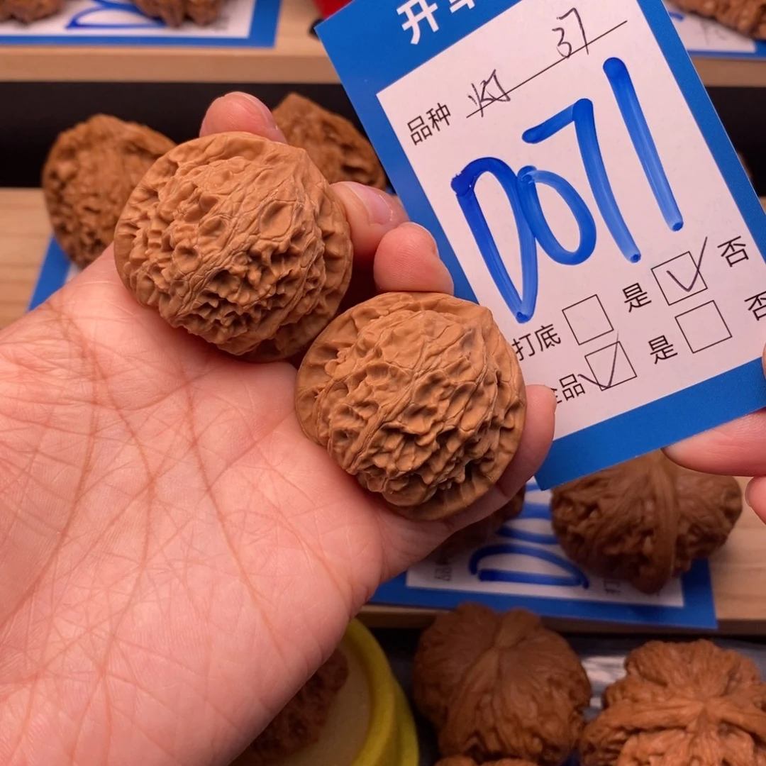 文玩核桃吊坠A****。宫灯核桃