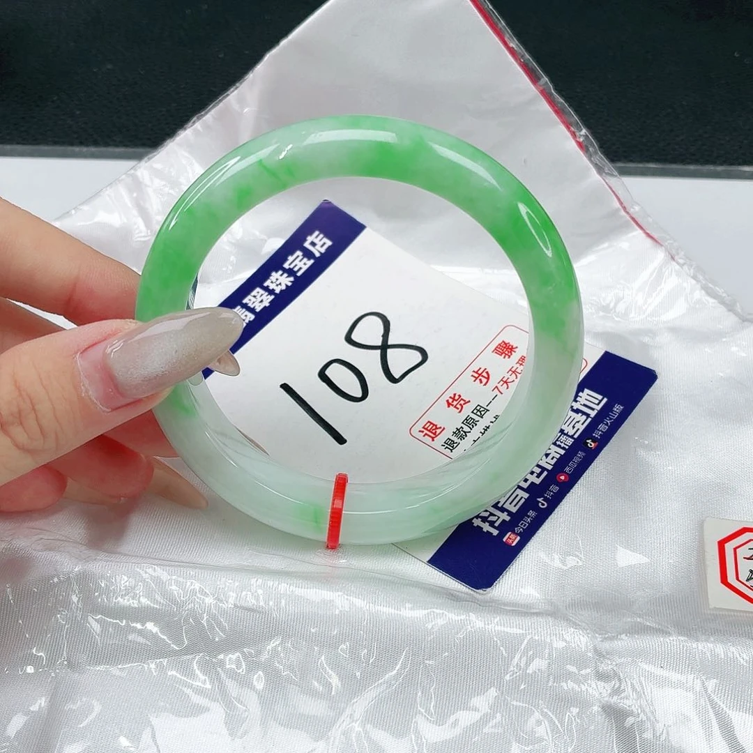 翡翠手镯未镶嵌翡翠12