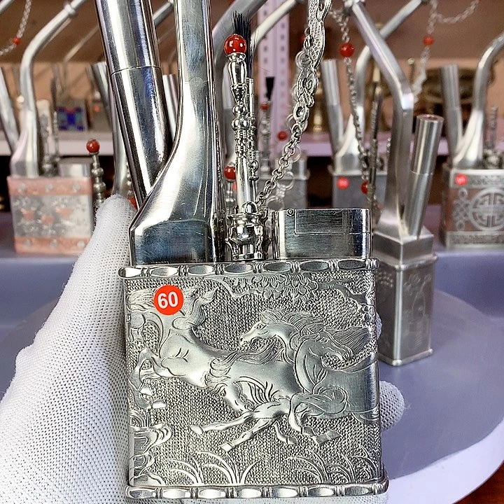 铜白铜名师浮雕八马将軍壶