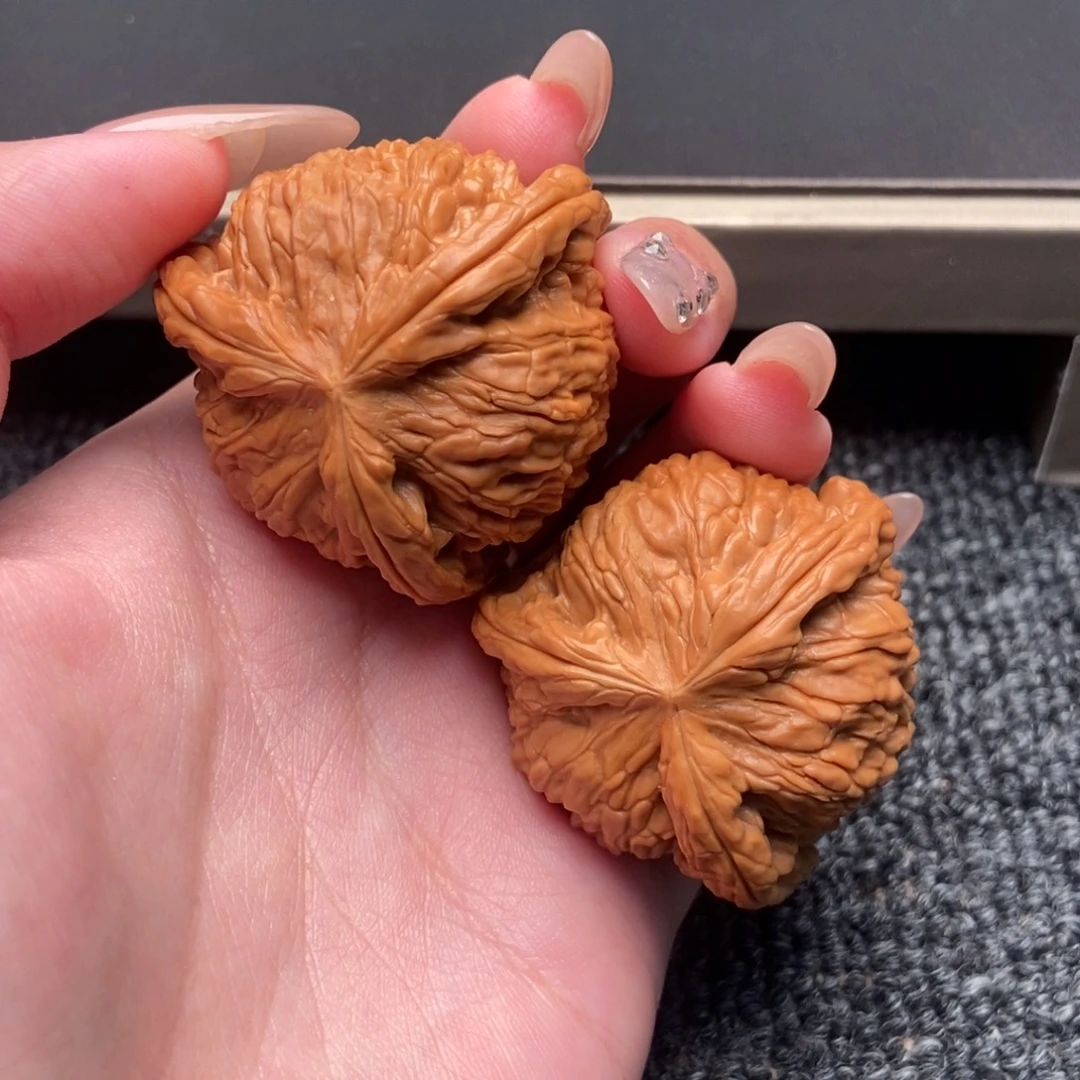 玩***事木质类白狮子正奔