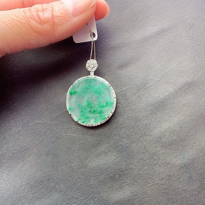 颈饰未镶嵌石英质玉曙*