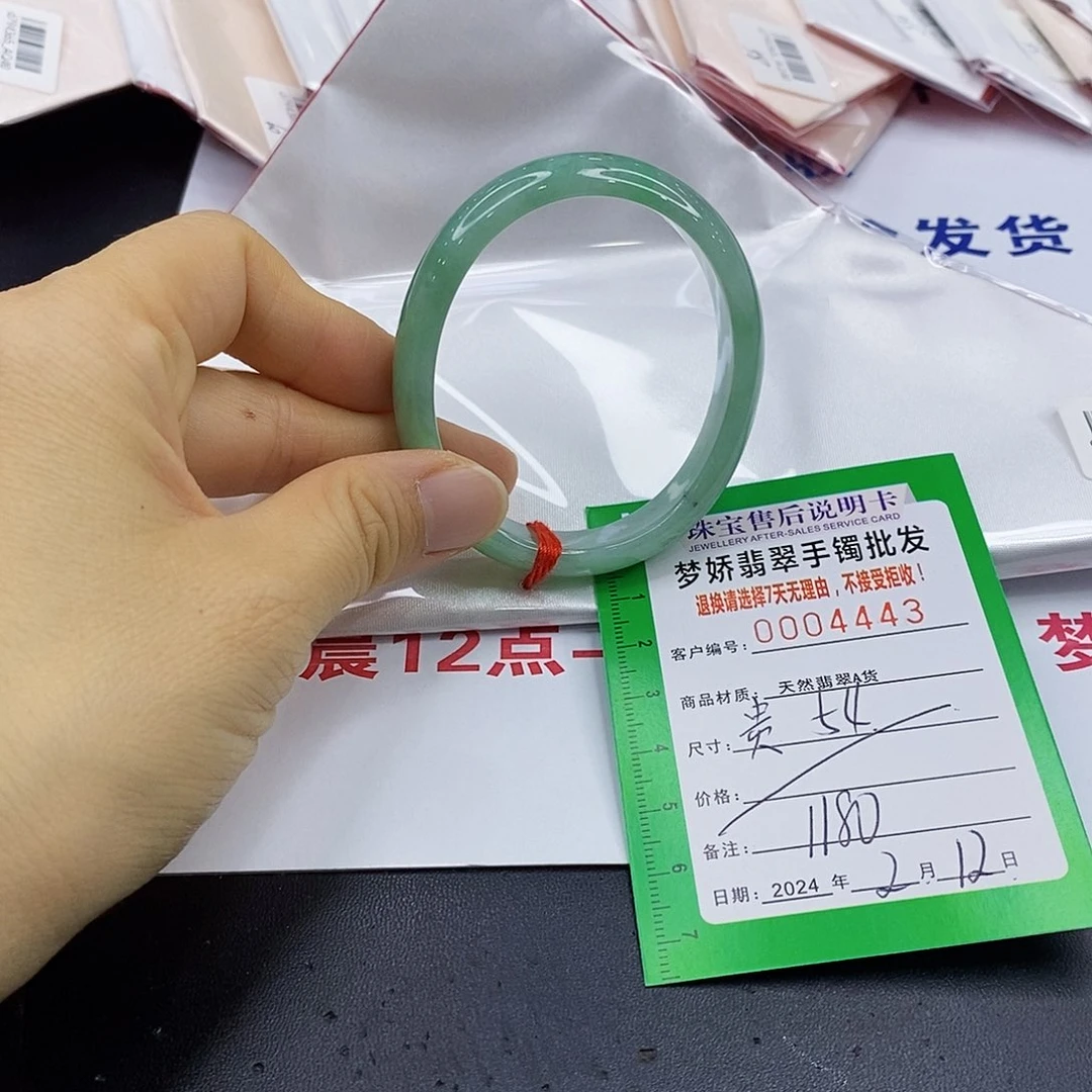 翡翠手镯未镶嵌翡翠手镯