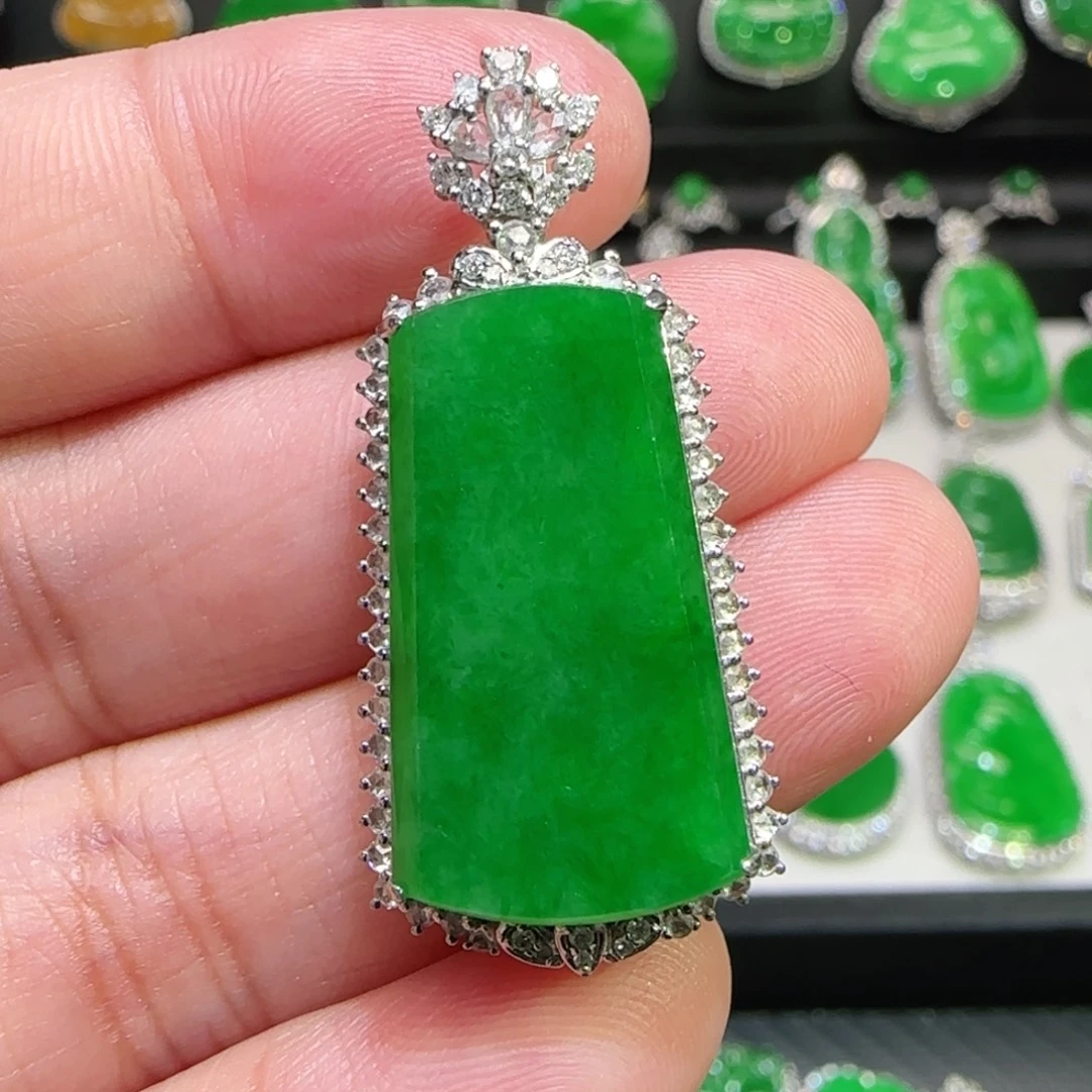 翡翠18K金镶嵌颈饰吊坠