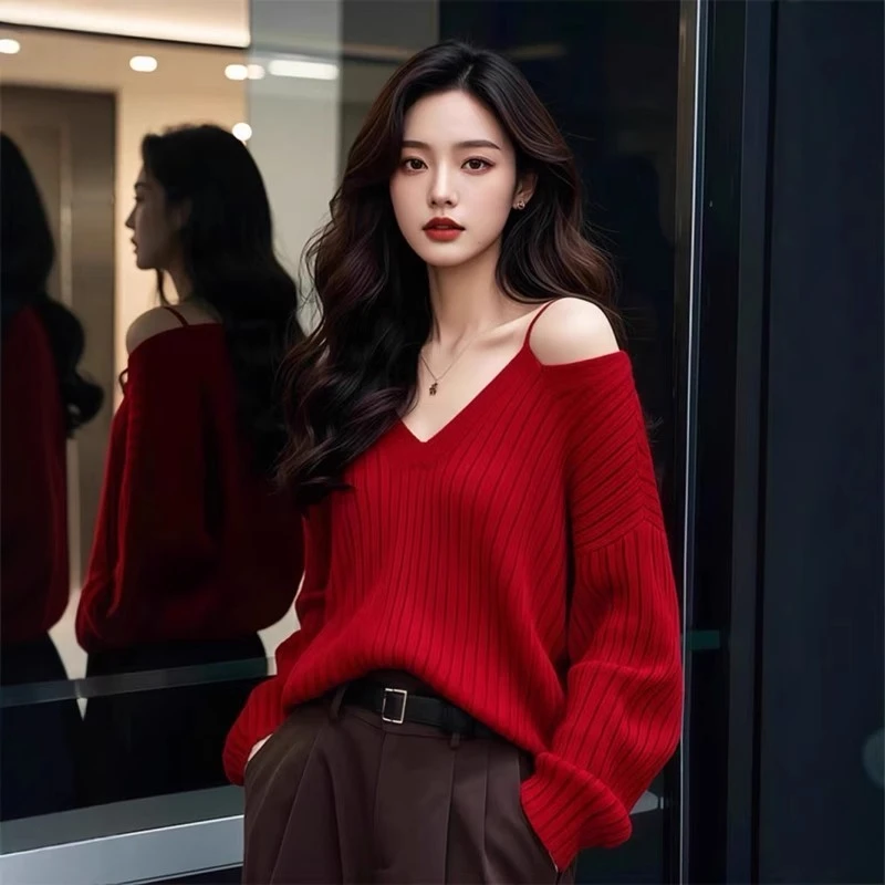 气质红色V领露肩毛衣女秋季独特漂亮韩系慵懒针织衫别致打底上衣
