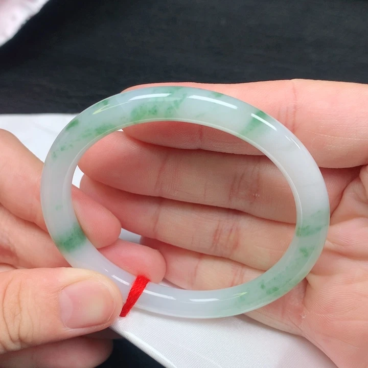 翡翠手镯（贵妃镯）未镶嵌305。