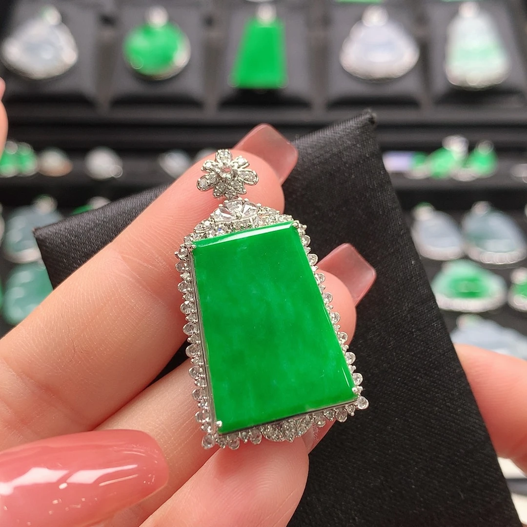 翡翠18K金镶嵌颈饰无事牌