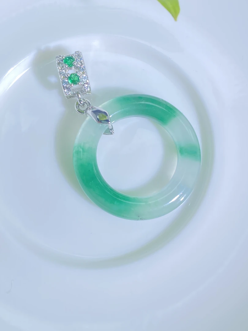 绿茸茸~非洲翠独龙玉甜甜圈吊坠飘绿女款气质时尚个性冰透绿色