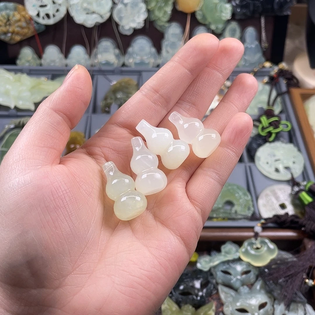 岫玉未镶嵌吊坠(赠链)