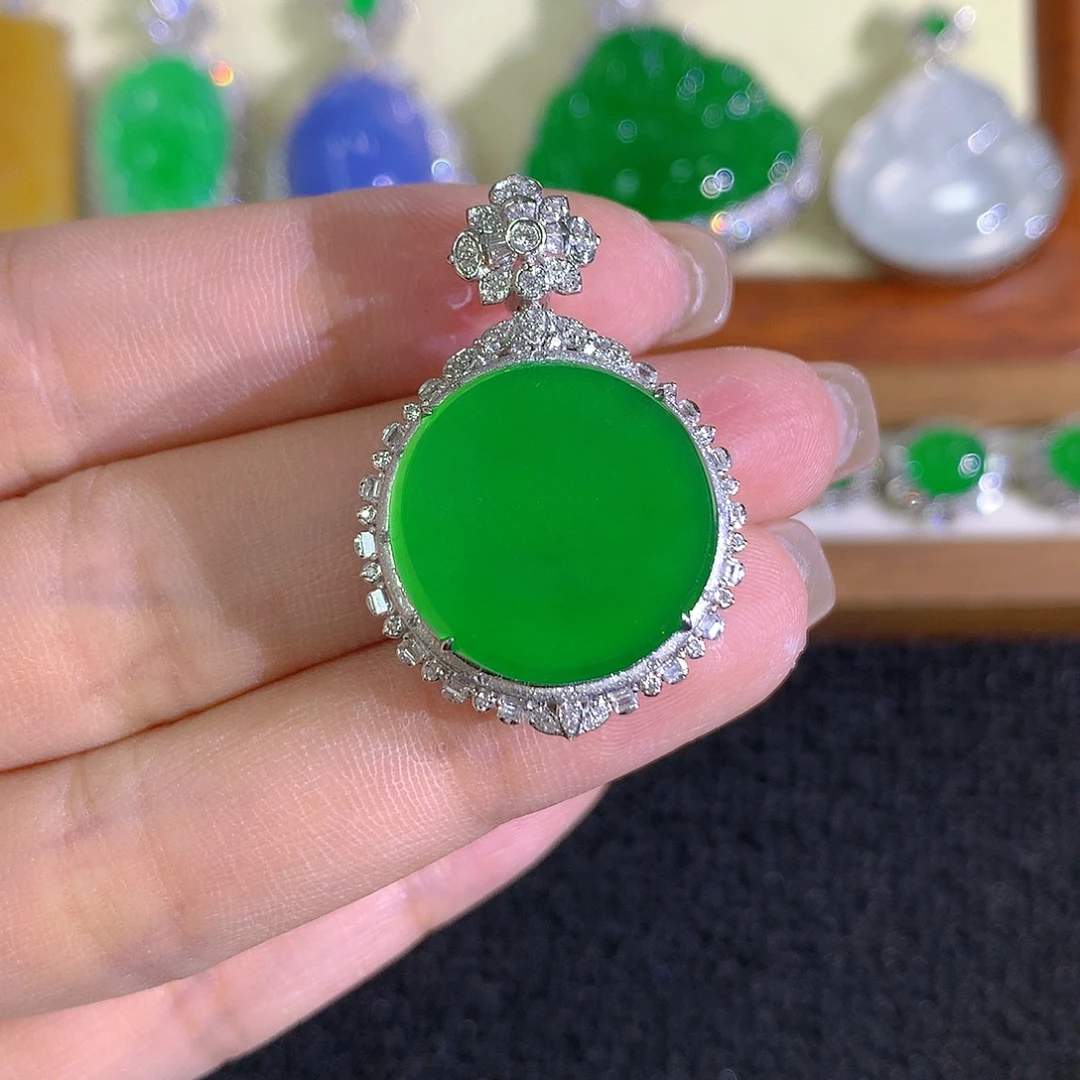 翡翠18K金镶嵌颈饰圆牌