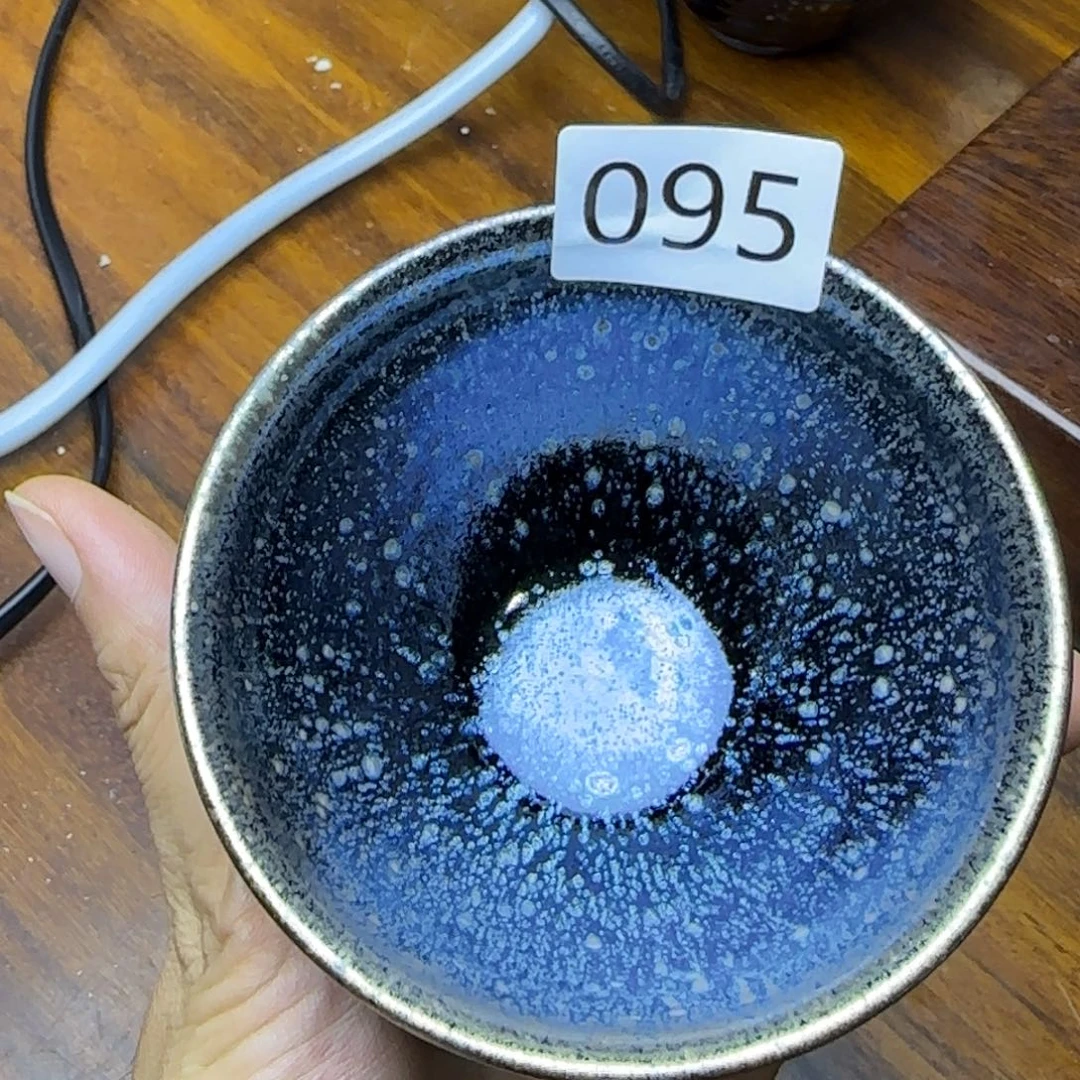 茶盏玲珑剔透的建盏