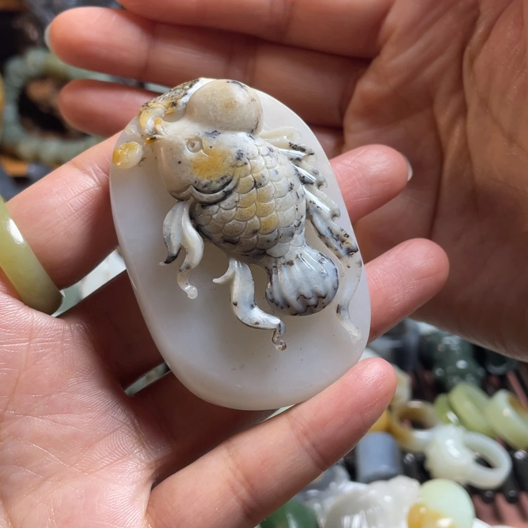 和田玉未镶嵌把件