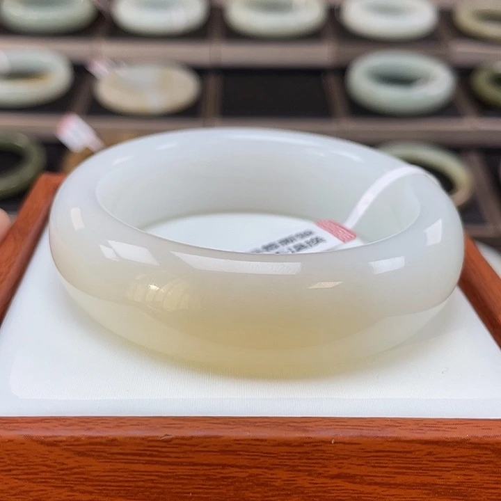 和田玉未镶嵌手镯羊脂级别（一级白）