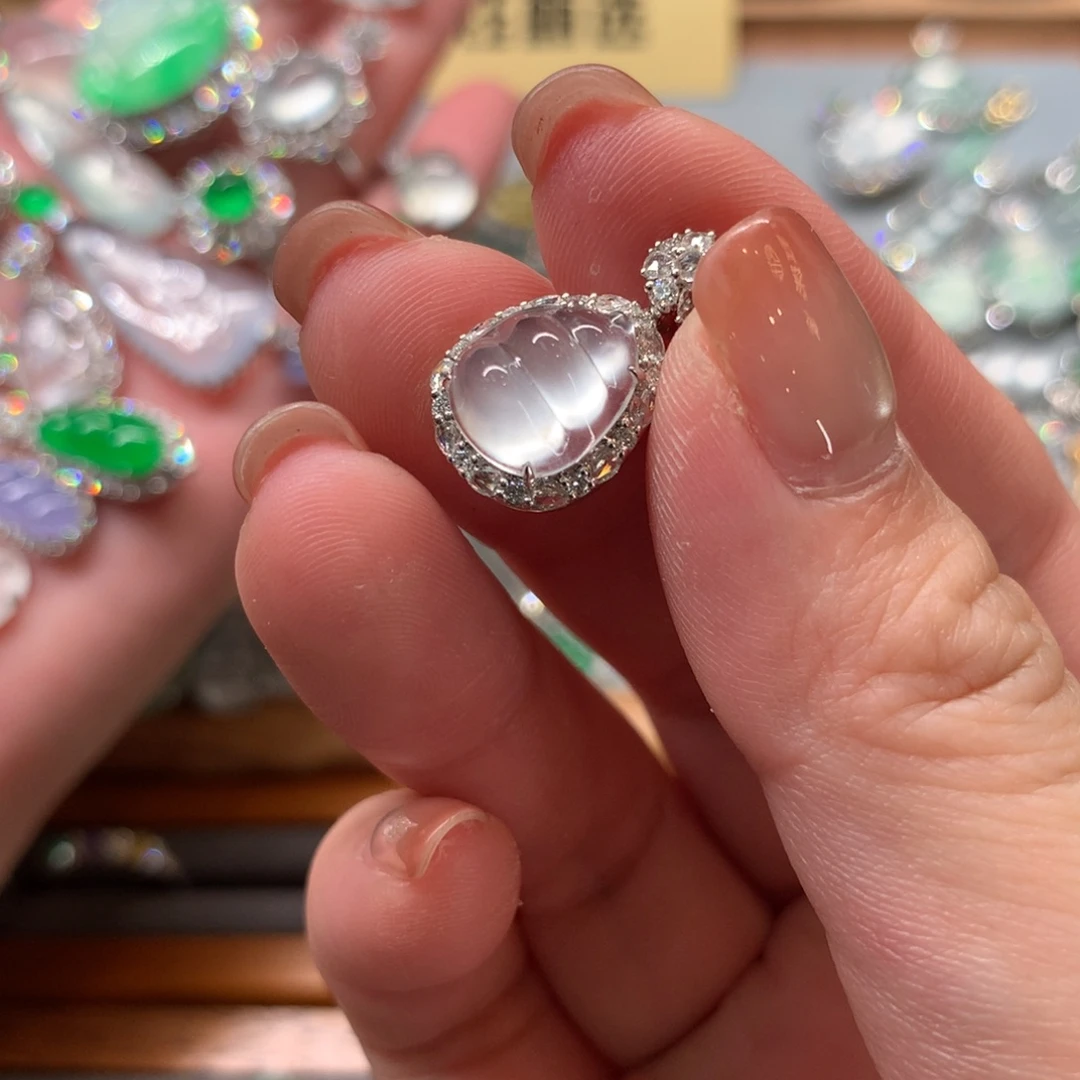 颈饰足金镶嵌翡翠吊坠