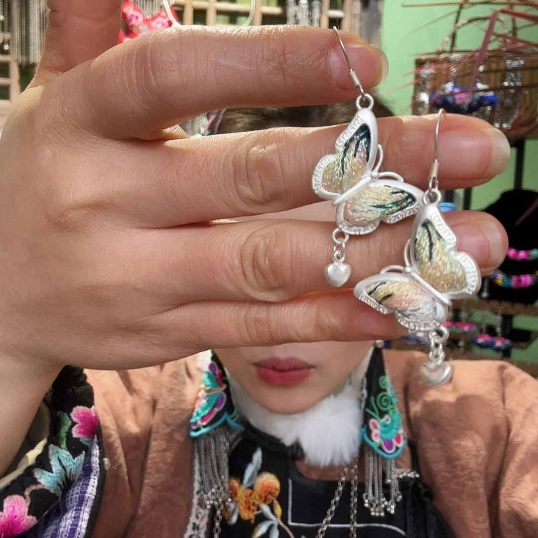 刺绣耳环。