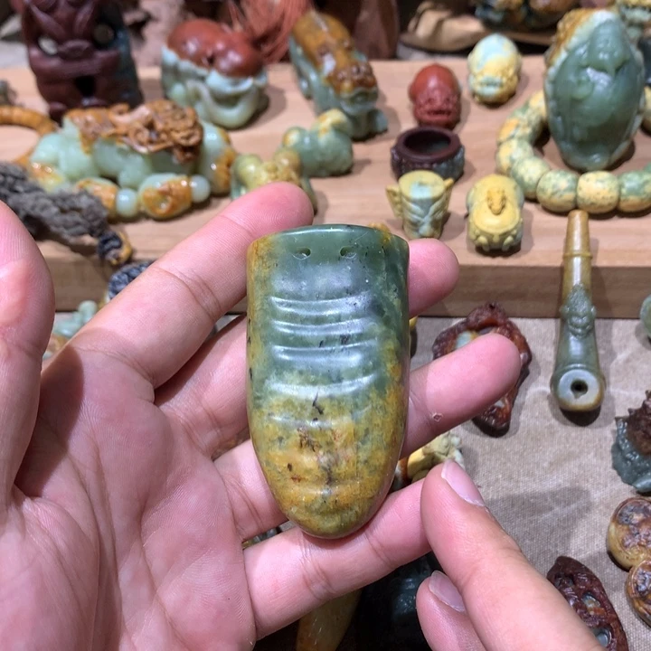 未镶嵌岫岩河磨玉（透闪石质玉）把件